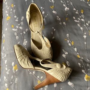 Adorable cream colored retro style 👠